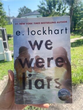 e. lockhart We Were Liars - White Cover